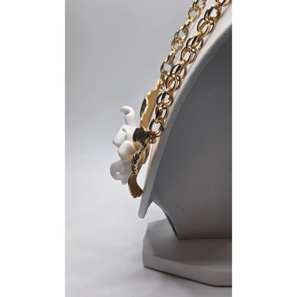 Vintage Louis Féraud Paris White Flower Statement Necklace – Gold Tone Chain... - Picture 4 of 8